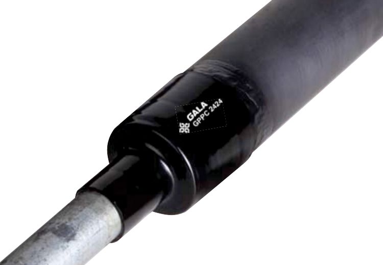 Single-outlet pipe sealing cap shrunk over the end of a pre-insulated pipe, sealing the insulation around the steel service pipe